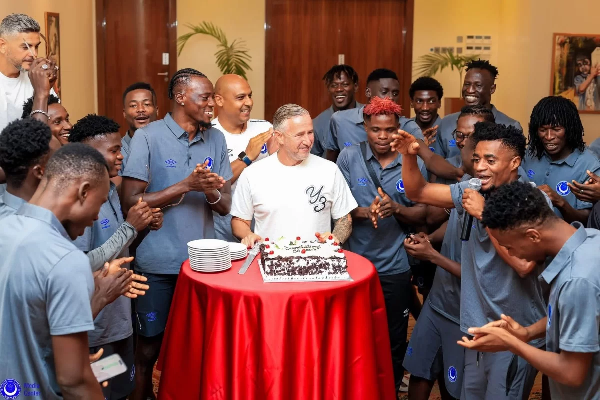 لاعبو الهلال يحتفلون بعيد ميلاد ريجيكامب