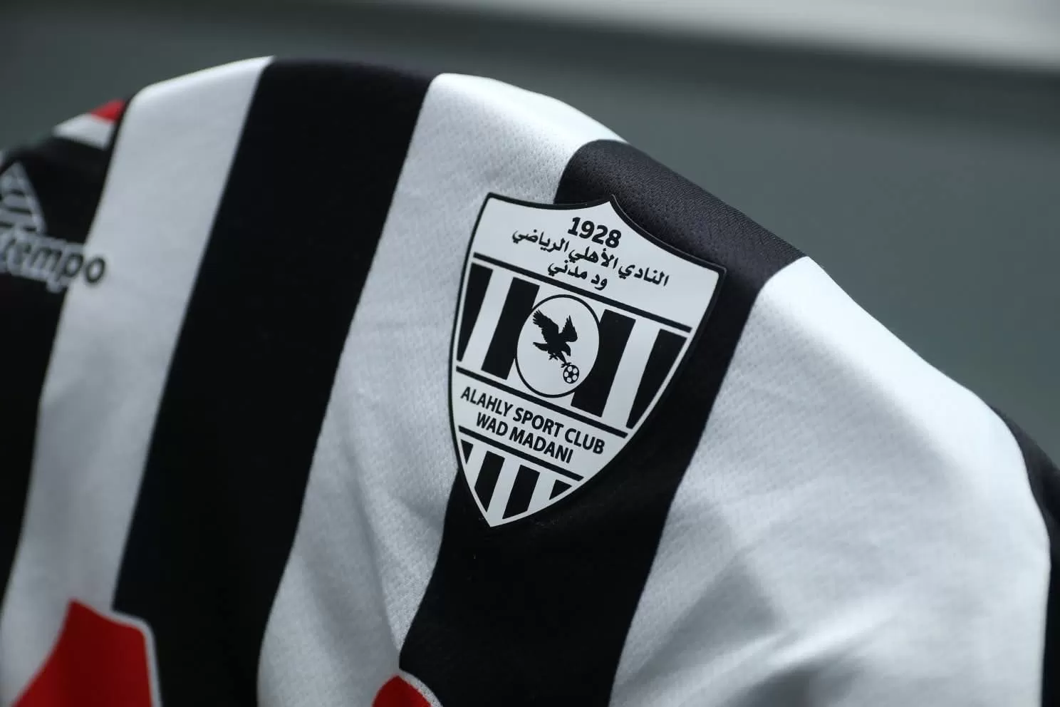 الأهلي بالأبيض والأسود والنجم الساحلي بالأحمر