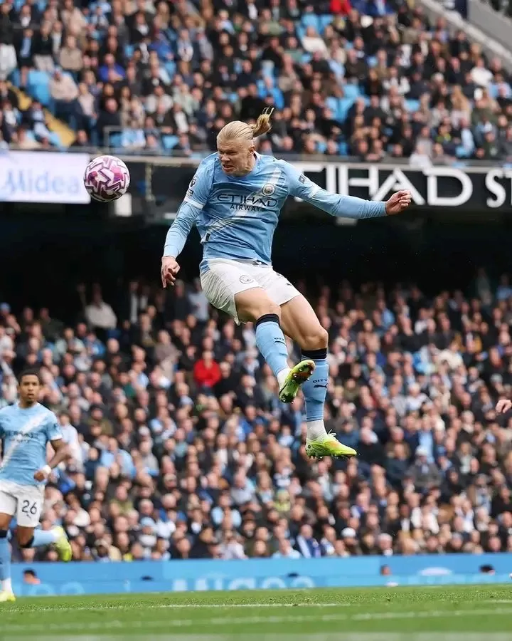 هالاند يقود مانشستر سيتي للصدارة بثنائية في شباك إيفرتون