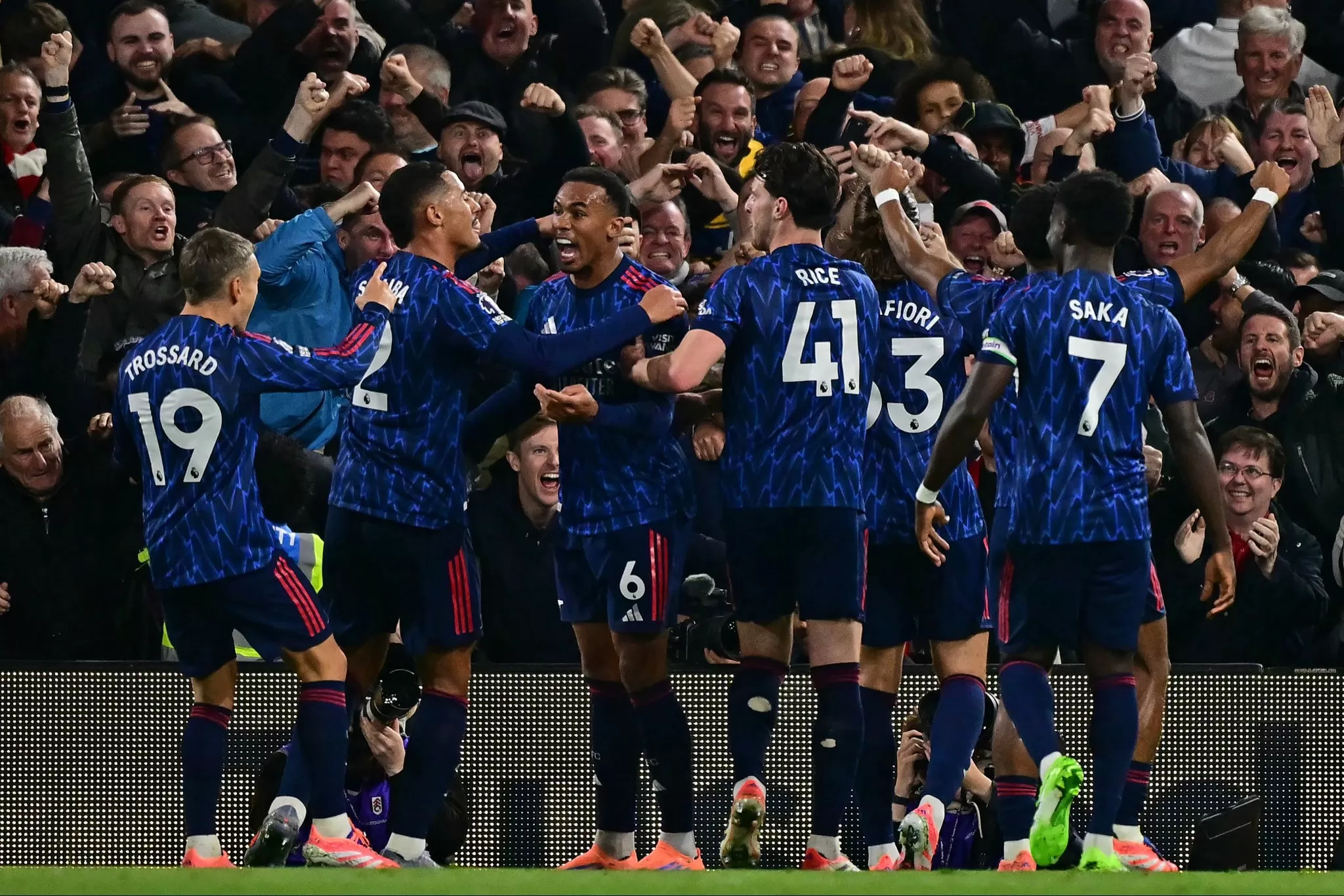 أرسنال يهزم فولهام ويتصدر الدوري الإنجليزي