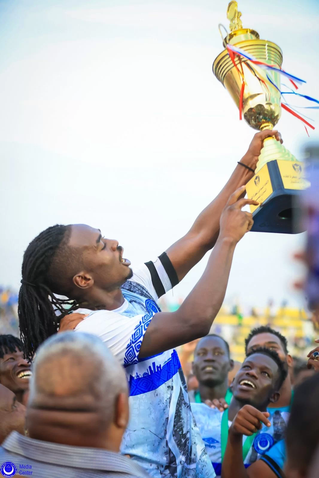 والي نهر النيل يسلم الكأس لقائد الهلال