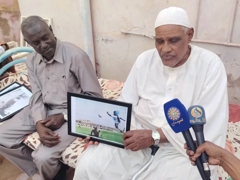 والي الخرطوم يزور أسطورة الكرة السودانية