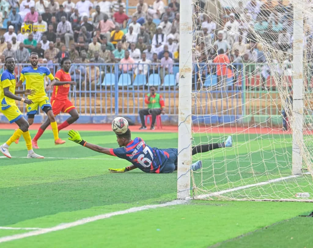 المريخ يُغتال الأمل بهدف طبنجة ويحافظ على صدارة النخبة ....... الهلال يكتسح مريخ الأبيض ويتمسك بحظوظه في التتويج........ الغربال يسجل أول "هاتريك" ويتصدر قائمة الهدافين بفارق كبير....... عطبرة – علي كورينا