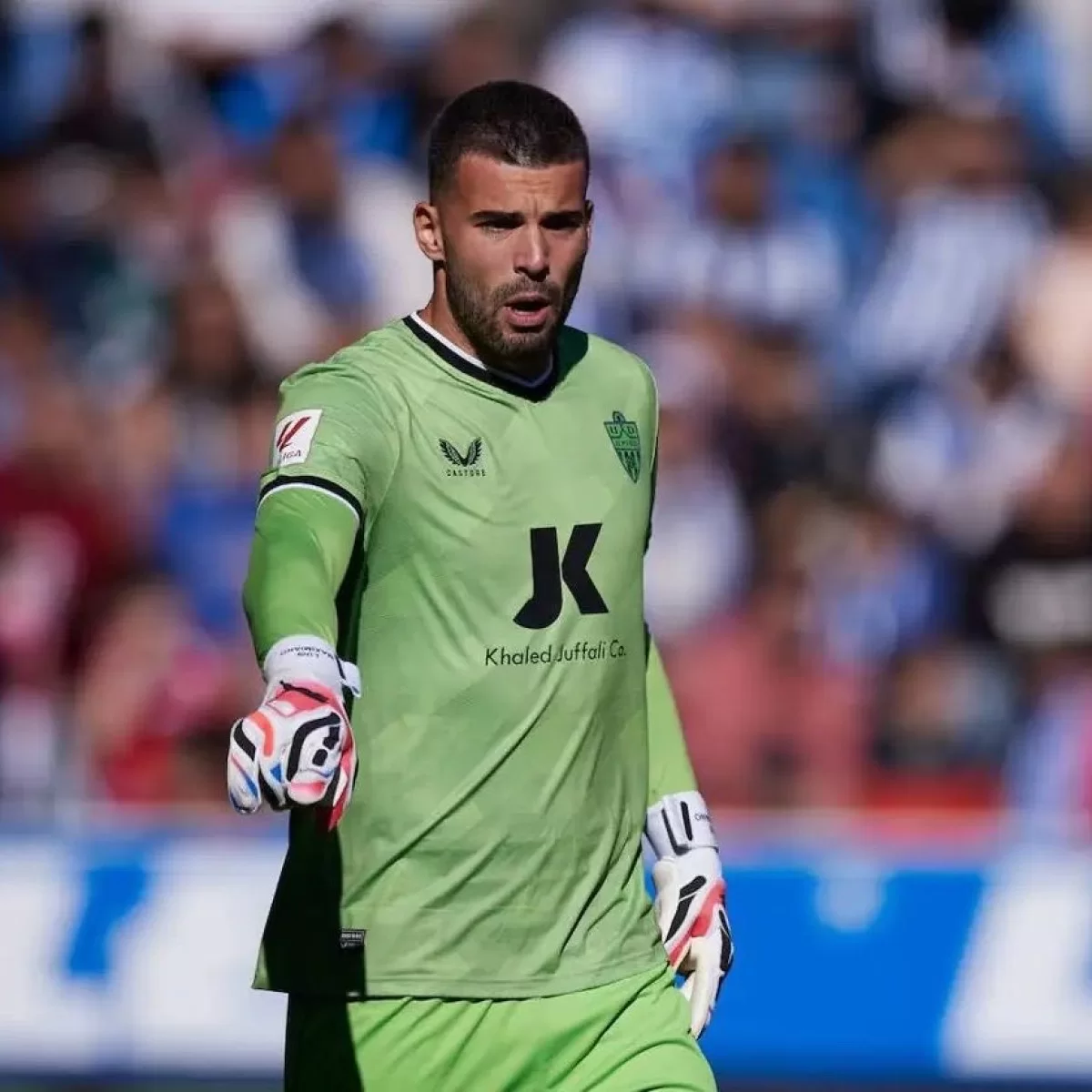 نيوم يتعاقد مع  لويس ماكسيميانو