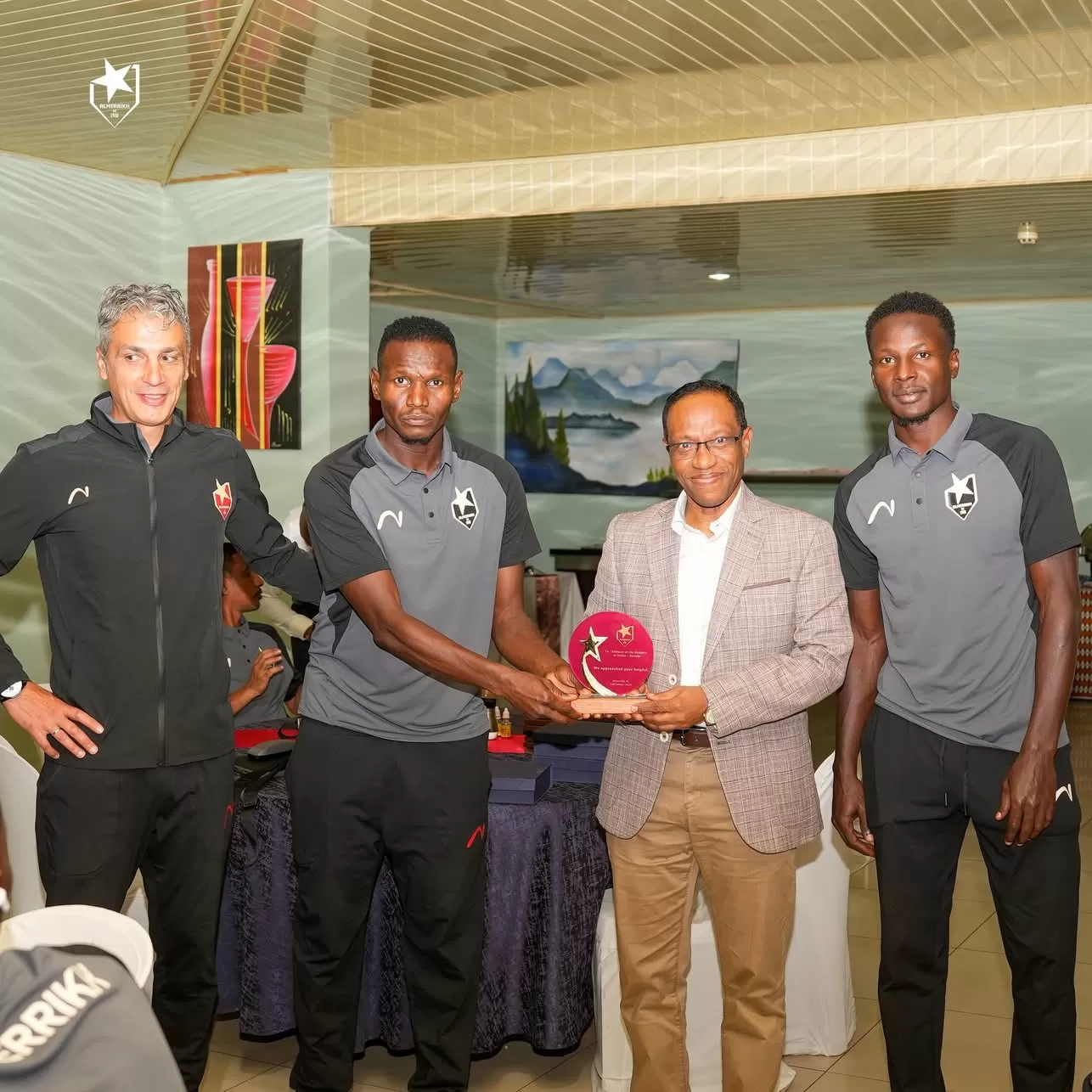 بعثة نادي المريخ تكرّم الداعمين في رواندا
