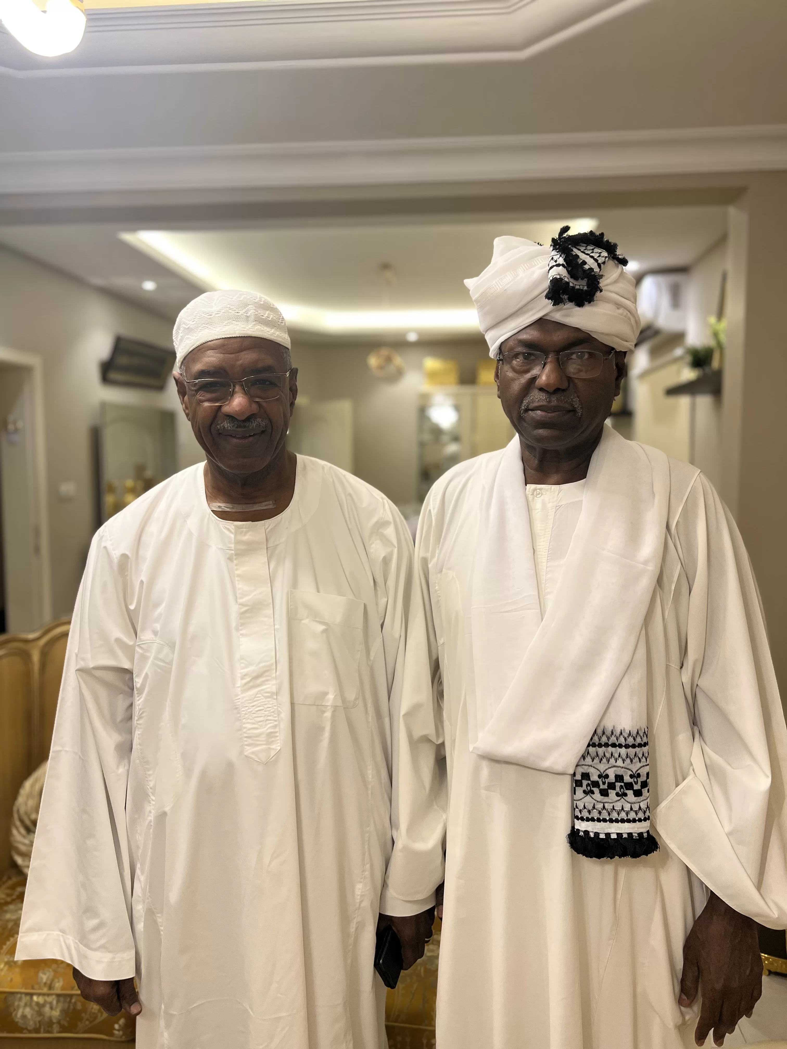 الأطباء يطمئنون د. معتصم جعفر على صحته الأطباء يطمئنون د. معتصم جعفر على صحته