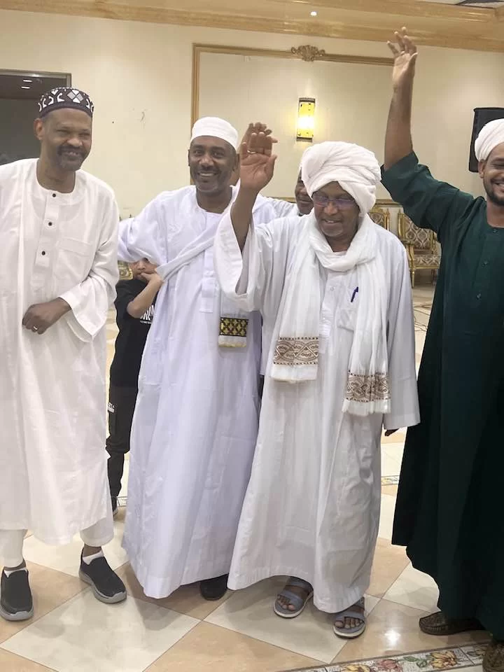 الإعلاميون ووجهاء المجتمع يشاركون حسن عمر فرحة الشفاء